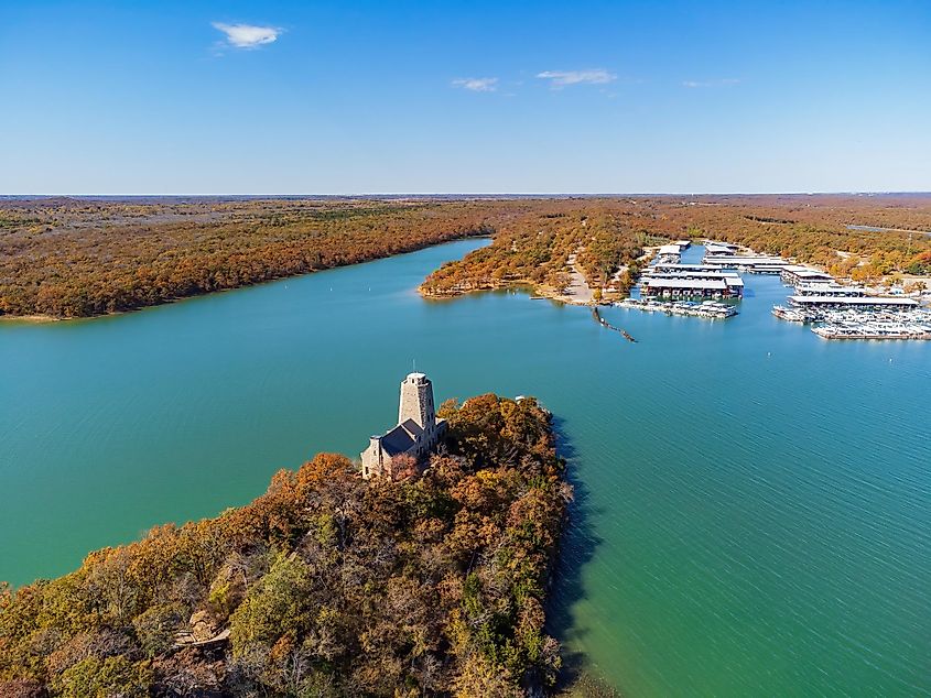 Vista aérea de la Torre Tucker en el Parque Estatal Lake Murray en Oklahoma.