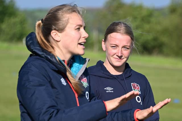 La capitana de Inglaterra, Zoe Aldcroft, y Steph, por su parte, realizan un entrenamiento en la gira por su antiguo club, Scarborough Ruffick.
