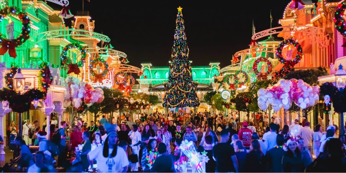 Multitudes abrumadoras inundan las calles de Main Street en Navidad en Disney World