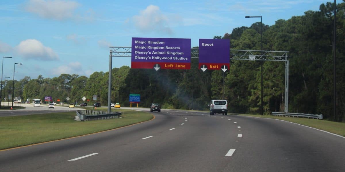 Una carretera con señales direccionales en Walt Disney World Resort.