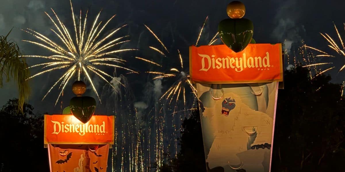 Fuegos artificiales sobre carteles de Disneylandia.