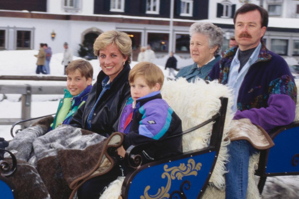Biblioteca de fotografías de Tim Graham por Getty El príncipe William y el príncipe Harry, con su difunta madre, la princesa Diana, y su niñera Olga Powell en Lake, Austria, en marzo de 1993