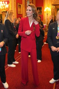 Kate Middleton se viste en McQueen para recibir al equipo de rugby femenino