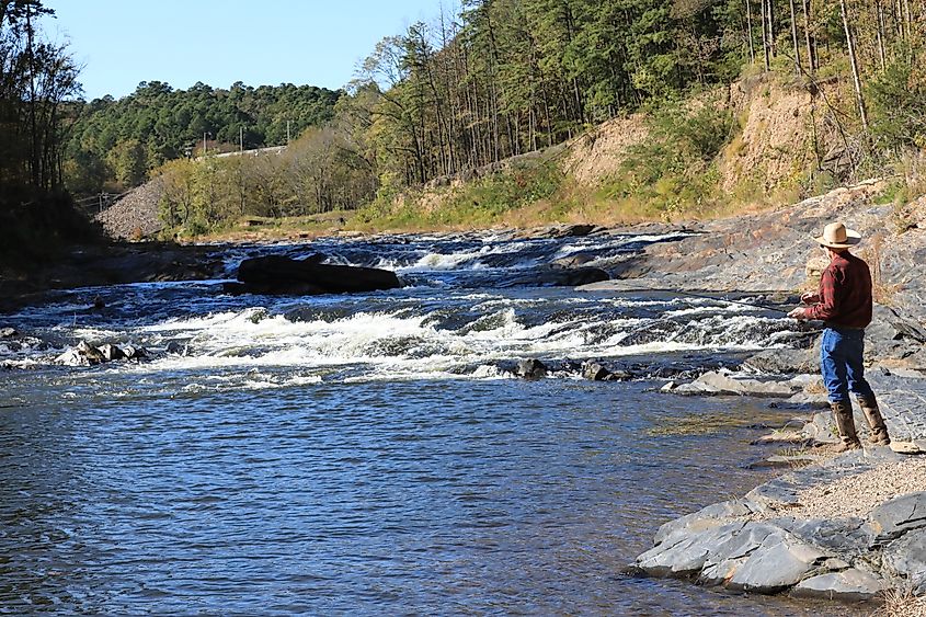 Un hombre pescando truchas en el río Mountain Fork en el Parque Estatal Beavers Bend en Broken Bow, Oklahoma.