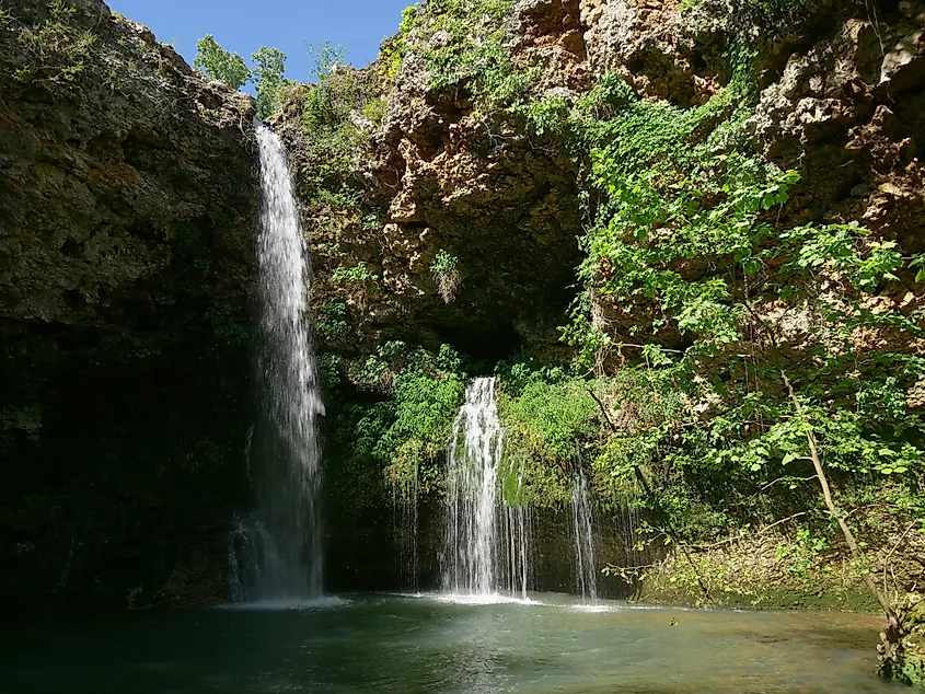 Hermosa cascada de 77 pies en el Parque Estatal Scenic Falls, West Saloum Springs, Oklahoma.