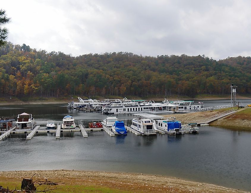 Barcos y yates atracados en el puerto deportivo del Parque Estatal Beavers Bend en Broken Bow, Oklahoma.