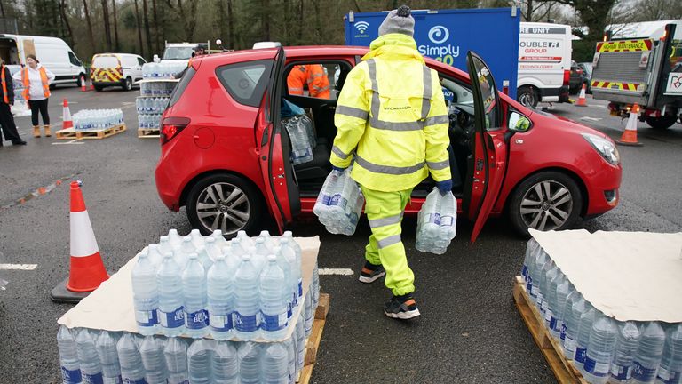 No se espera que el agua regrese a East Grinstead, West Sussex, hasta el martes. Foto de : PA