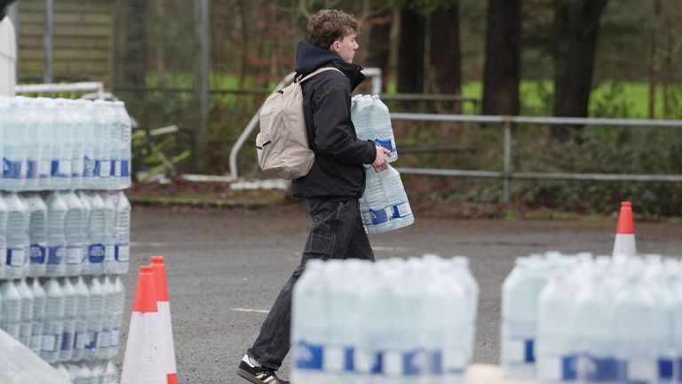 Miles de personas se quedaron sin agua en el sureste de Inglaterra en Kent, Reino Unido, descrito como un «incidente importante»