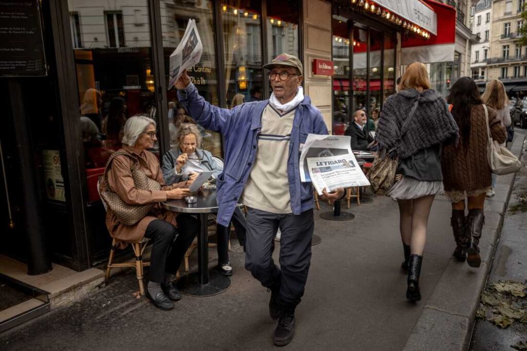Francia caballeros al último vendedor ambulante de periódicos en París: NPR