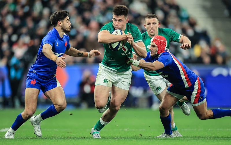 Dean Sheehan es abordado por Romain Nutmack y Gabon Villiers durante el partido de Francia contra Irlanda durante el Seis Naciones de 2022. Foto de : Billy Stickland