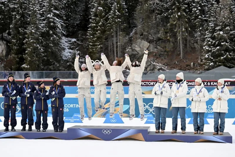 (De izquierda a derecha) las medallistas de plata de Suecia Lynn Gestblom, Anna Magnussen, Elvira Öberg y Hanna Öberg, la francesa Camille Band-Lou Jeanmonnot, ganadora con Ocean Miquelon y Julia Simon, y la medallista de bronce de Noruega Marthe Krokstedt Johansson, Orchestra, Johansson, Artho, Johansson y Maren Kirkeeide 2026 Winter Milan celebra sus medallas en la ceremonia de entrega de premios después de la categoría femenina Competición de biatlón por relevos 4 x 6 km durante los Juegos Olímpicos de Cortina. Hendrick Schmidt/dpa