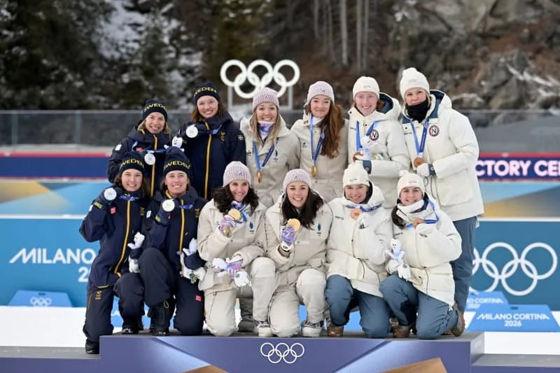 (De izquierda a derecha) las medallistas de plata de Suecia Lynn Gestblom, Anna Magnussen, Elvira Öberg y Hanna Öberg, la francesa Camille Band-Lou Jeanmonnot, ganadora con Ocean Miquelon y Julia Simon, y la medallista de bronce de Noruega Marthe Krokstedt Johansson, Orchestra, Johansson, Artho, Johansson y Maren Kirkeeide 2026 Winter Milan celebra sus medallas en la ceremonia de entrega de premios después de la categoría femenina Competición de biatlón por relevos 4 x 6 km durante los Juegos Olímpicos de Cortina. Hendrick Schmidt/dpa