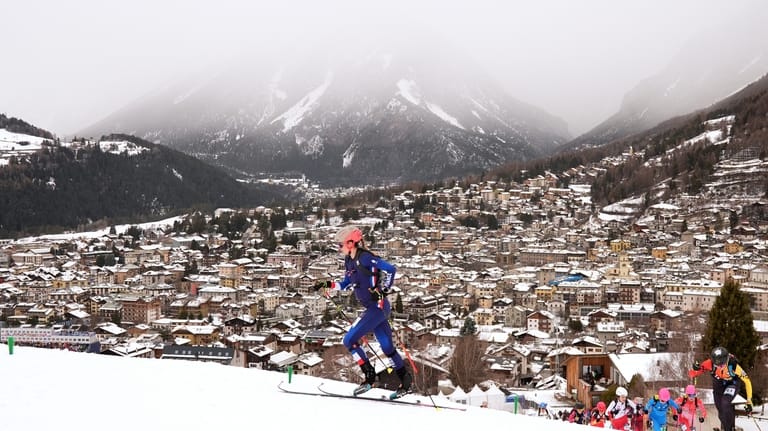 Harrop y Anselmet se combinan para ganar el relevo mixto para Francia como parte del debut olímpico del esquí de montaña