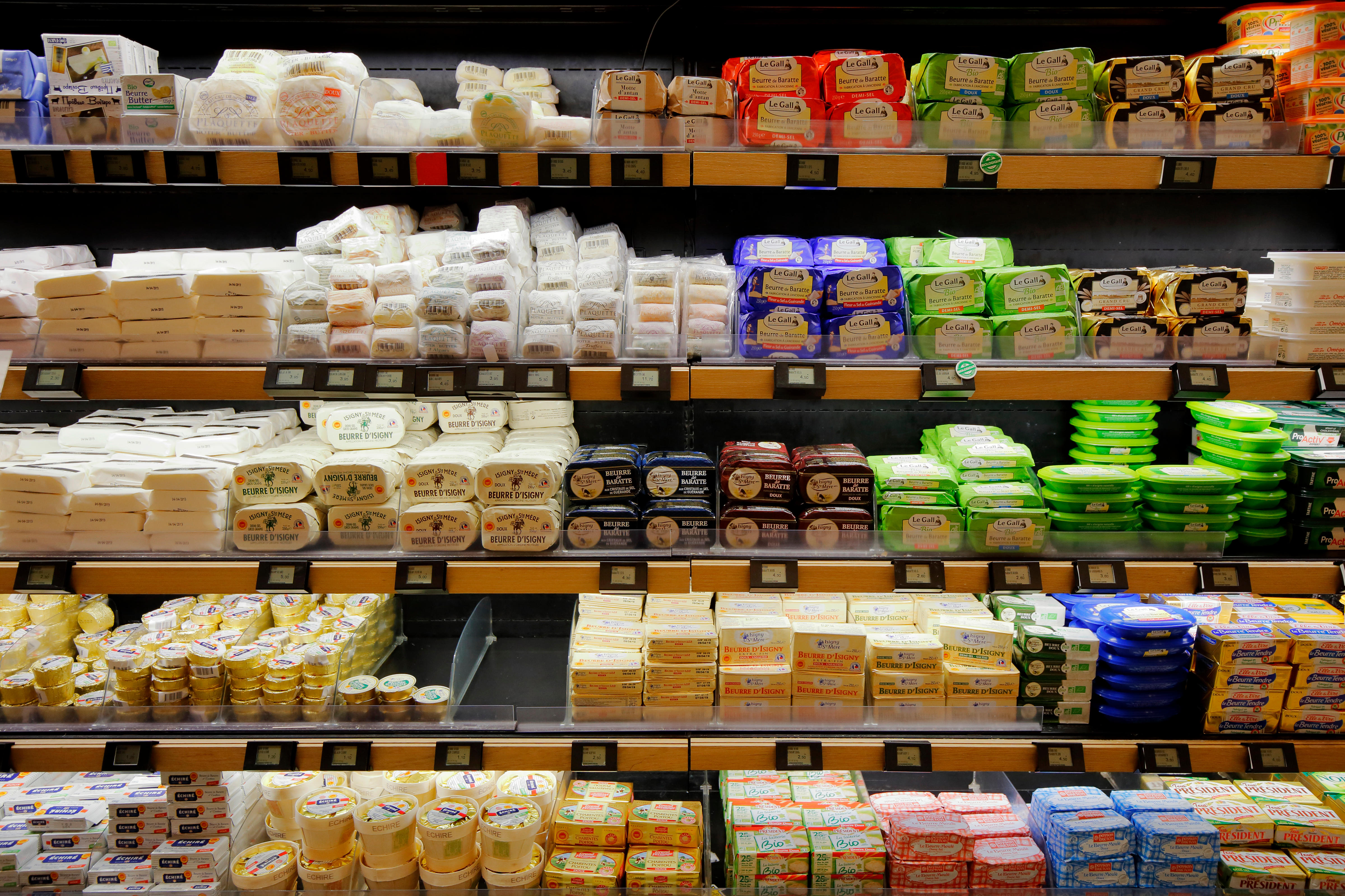 En las estanterías de La Grande Épicerie de Paris se presenta una amplia selección de marcas y sabores de mantequilla, incluidas Le Gall e Isigny Ste Mère.