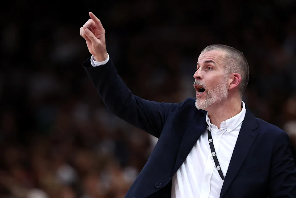 Un viaje de verano a Francia que impresionó a Joe Mazzola y ayudó a darle forma a la temporada de los Celtics.