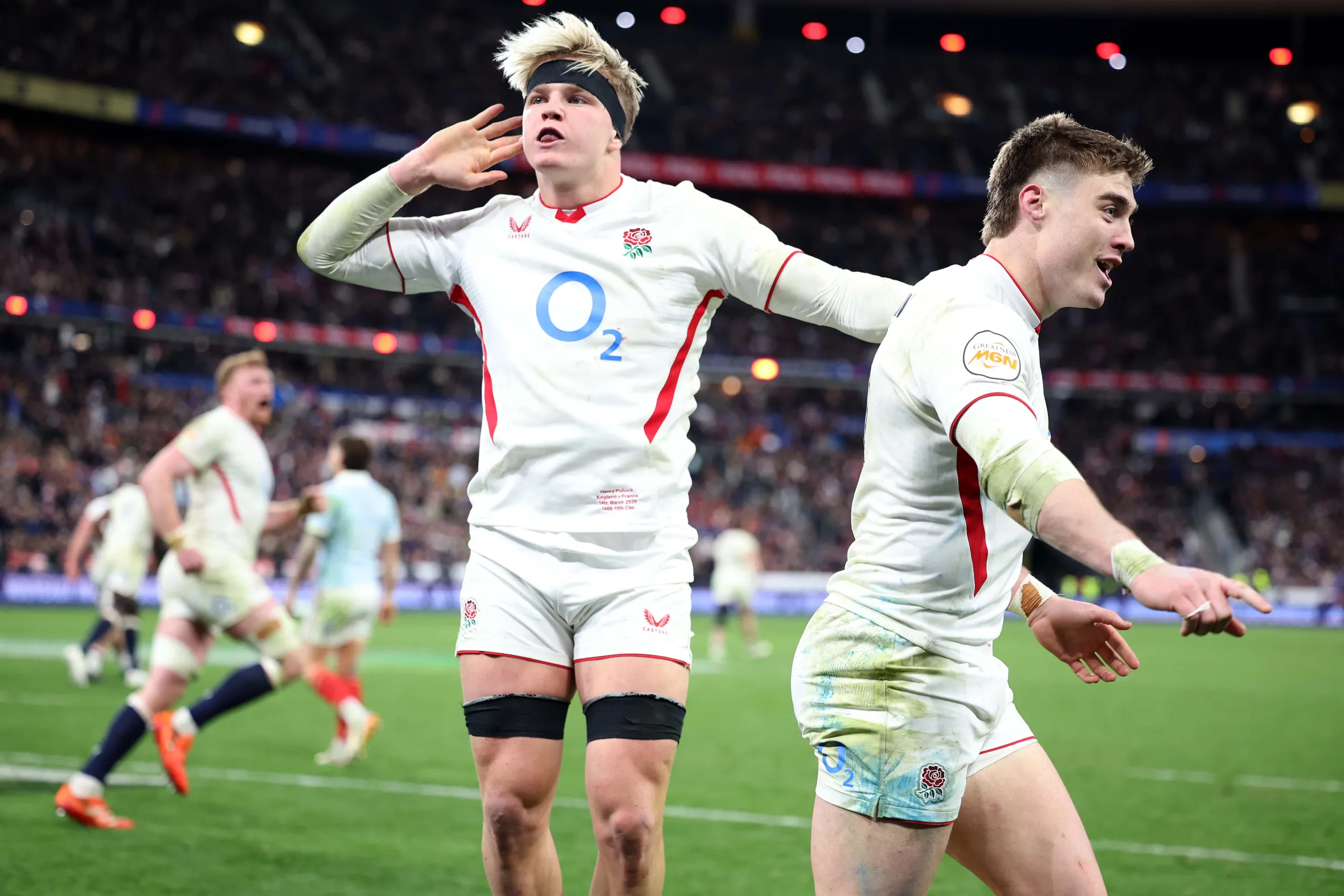 El jugador de rugby de Inglaterra Henry Pollock y sus compañeros celebran en el campo.