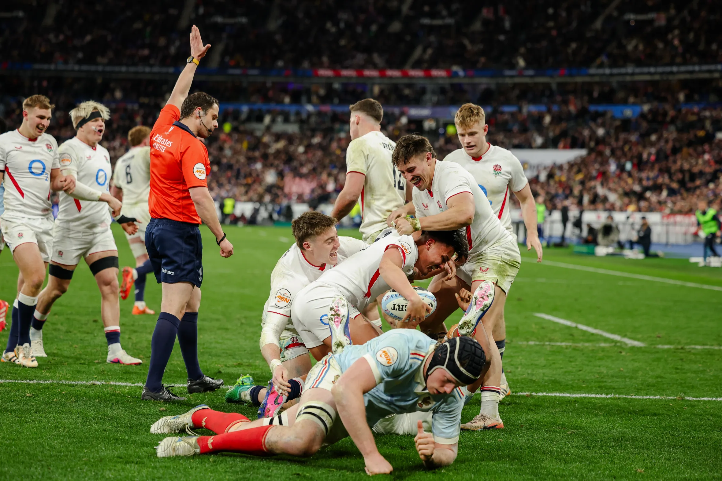 Marcus Smith de Inglaterra celebra una prueba durante el partido Six Nations 2026 Francia contra Inglaterra.