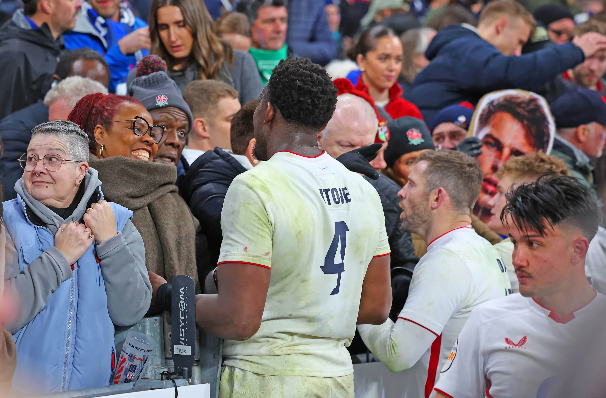 Los espectadores observan a los jugadores de rugby en el campo durante el partido Francia vs Inglaterra.