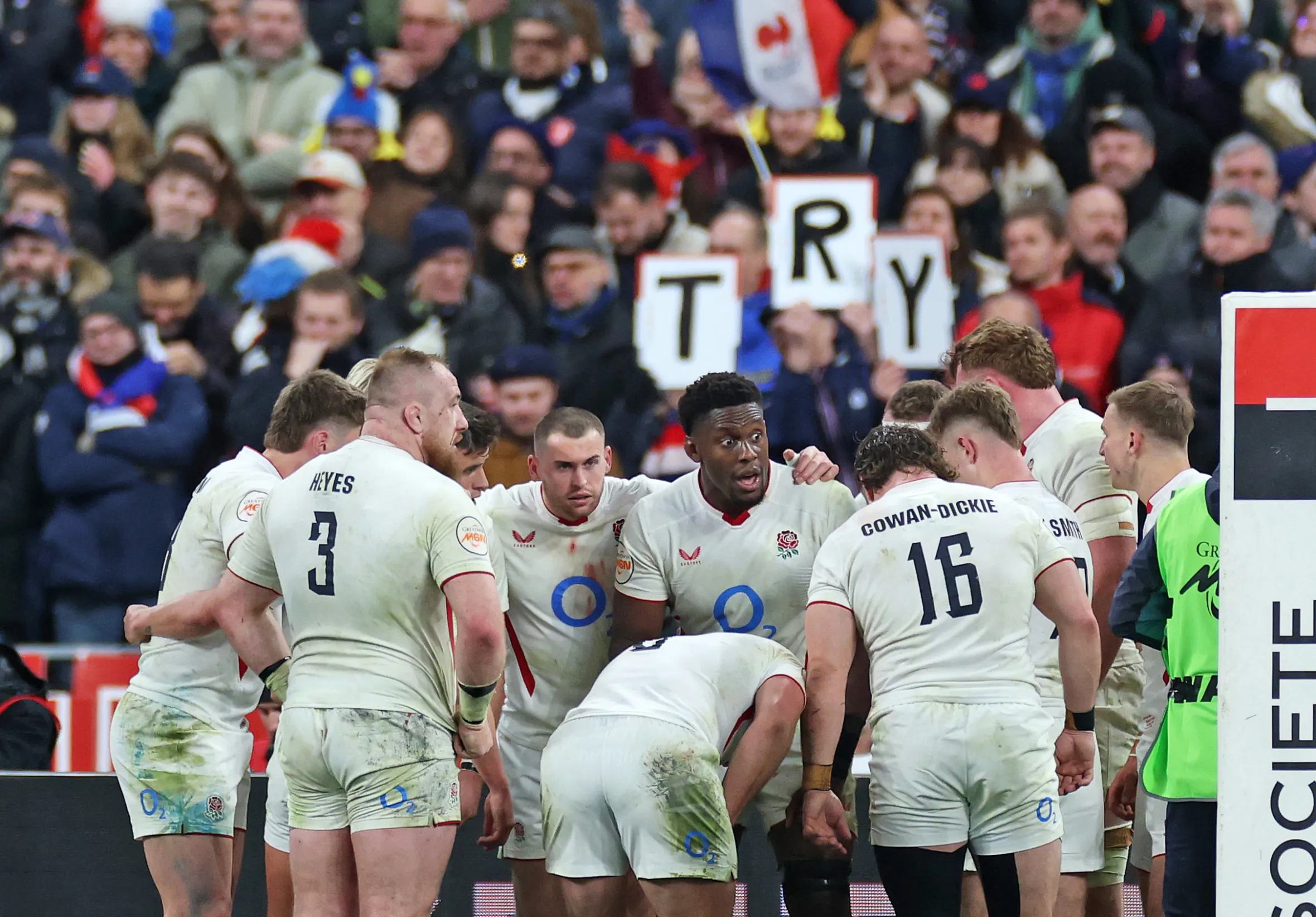 Los jugadores de rugby de Inglaterra se apiñan en el campo durante un partido contra Francia.