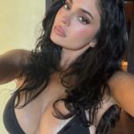 Kylie Jenner cautiva con un diminuto bikini negro durante unas vacaciones en la playa.