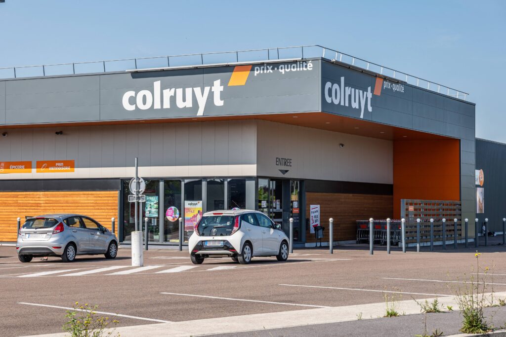 Colruyt cierra la venta de supermercados y gasolineras en Francia.