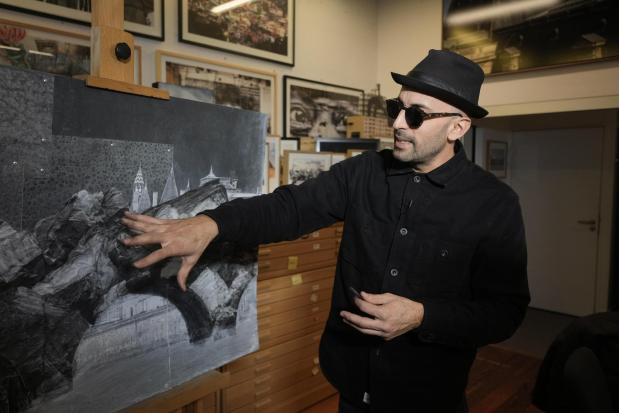 El francés Banksy planea convertir un puente de París en una cueva gigante.