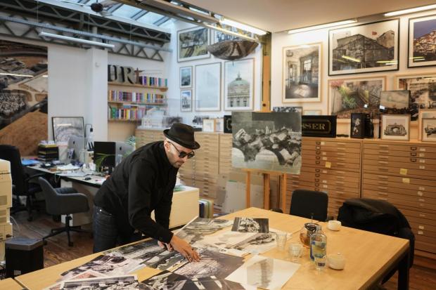 El artista francés JR muestra su proyecto Pont Neuf Cavern durante una entrevista con The Associated Press en su estudio en París, Francia, el martes 17 de febrero de 2026.