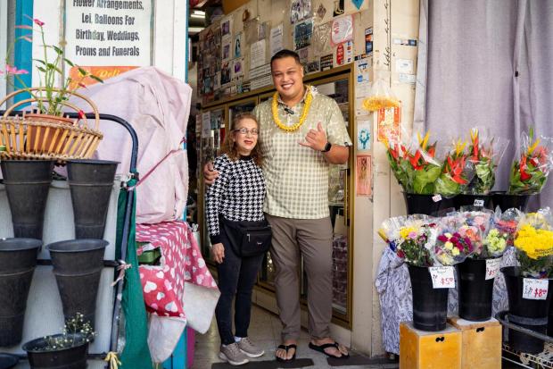 La propietaria de MP Lay Shop, Mimi Maci, izquierda, posa con el representante estatal Darius Keila, demócrata de Nanakoli, el jueves 26 de febrero de 2026, en Chinatown, Honolulu. (Foto AP/Mengxin Lin)
