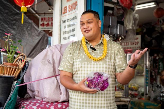 El representante estatal Darius Kela, demócrata por Nanakoli, posa durante una entrevista en MP Le Shop en Chinatown, el jueves 26 de febrero de 2026, en Honolulu. (Foto AP/Mengxin Lin)