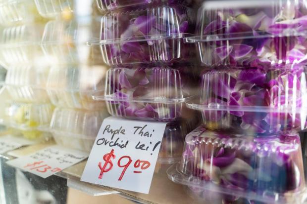 Hojas de orquídeas tailandesas moradas dentro de un refrigerador en MP Lee Shop en Chinatown, el jueves 26 de febrero de 2026, en Honolulu. (Foto AP/Mengxin Lin)