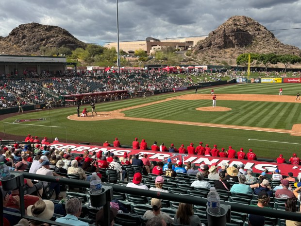 Los fanáticos tienen espacio para moverse y una hermosa vista en el Tempe Diablo Stadium para el partido del 10 de marzo entre los Angelinos y los Padres. El estadio tiene una capacidad para 9.558 espectadores en gradas y sobre césped. (Foto de David Allen, Boletín diario de Inland Valley/SCNG)