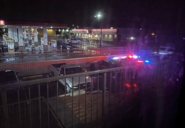 Los coches de policía en el aparcamiento de su motel rara vez son una buena señal. (Foto de David Allen, Boletín diario de Inland Valley/SCNG)