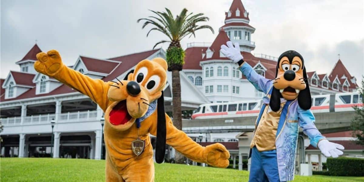 Plutón y Goofy se paran frente al Grand Floridian.