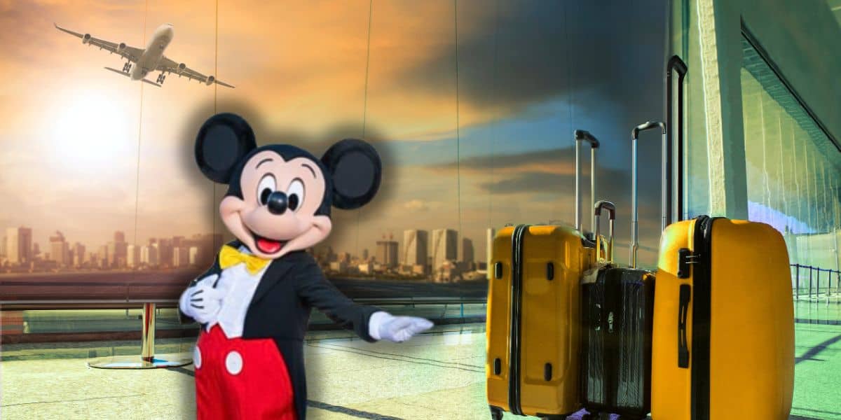 Mickey Mouse posa con un montón de maletas amarillas en una terminal de aeropuerto, con un avión despegando y una vista del horizonte de la ciudad a través de grandes ventanales al atardecer mientras las noticias de Disney World llegan a los medios. Los auriculares de United Airlines gobiernan a los visitantes de Disney.
