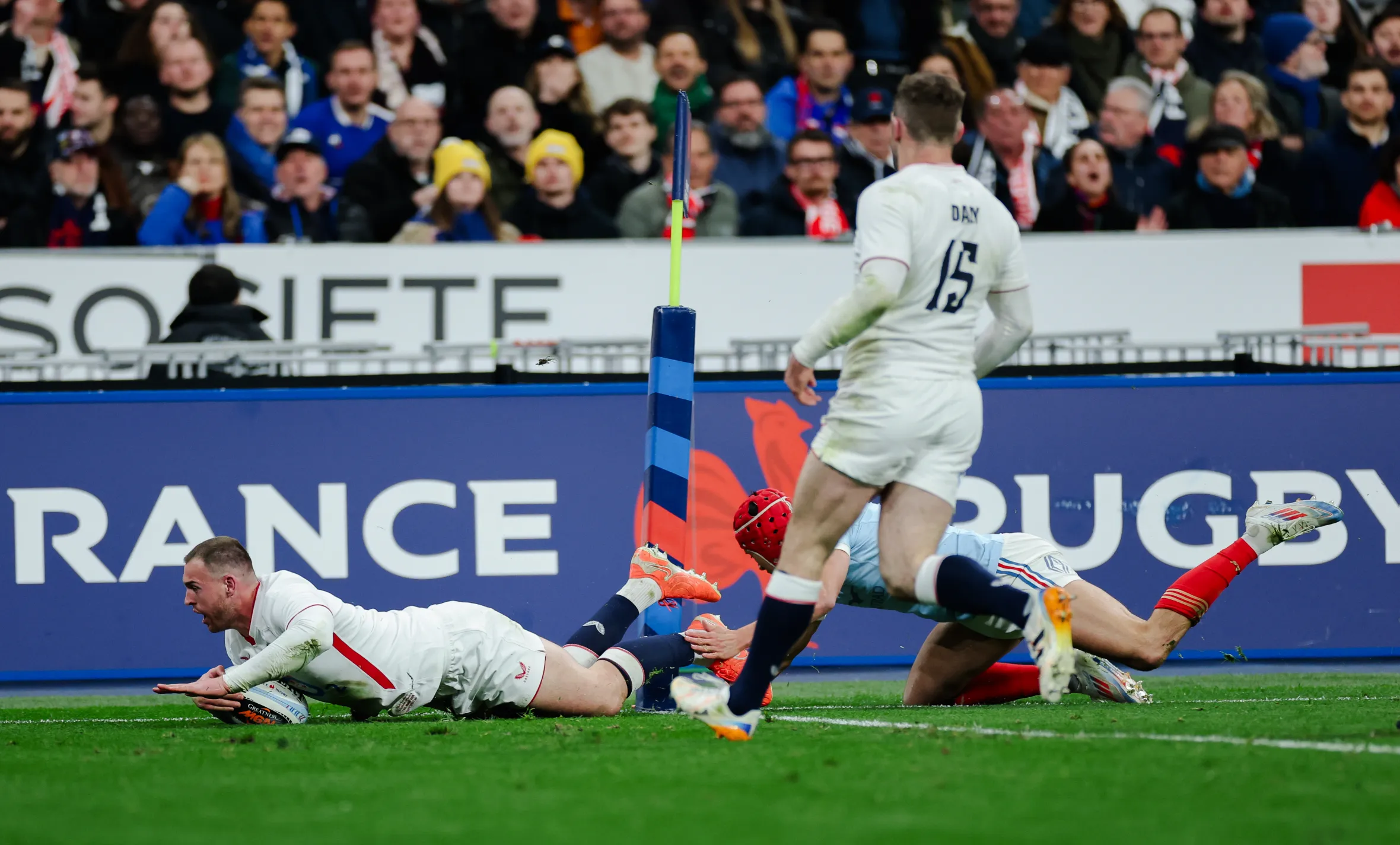 Tom Roebuck marca un try para Inglaterra durante su partido Seis Naciones 2026 contra Francia.
