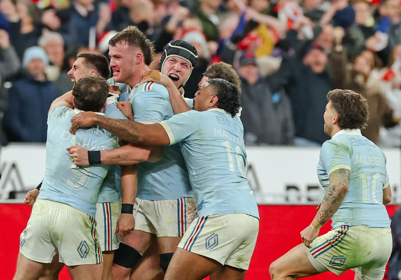 Los jugadores de rugby celebran durante el partido entre Francia e Inglaterra.