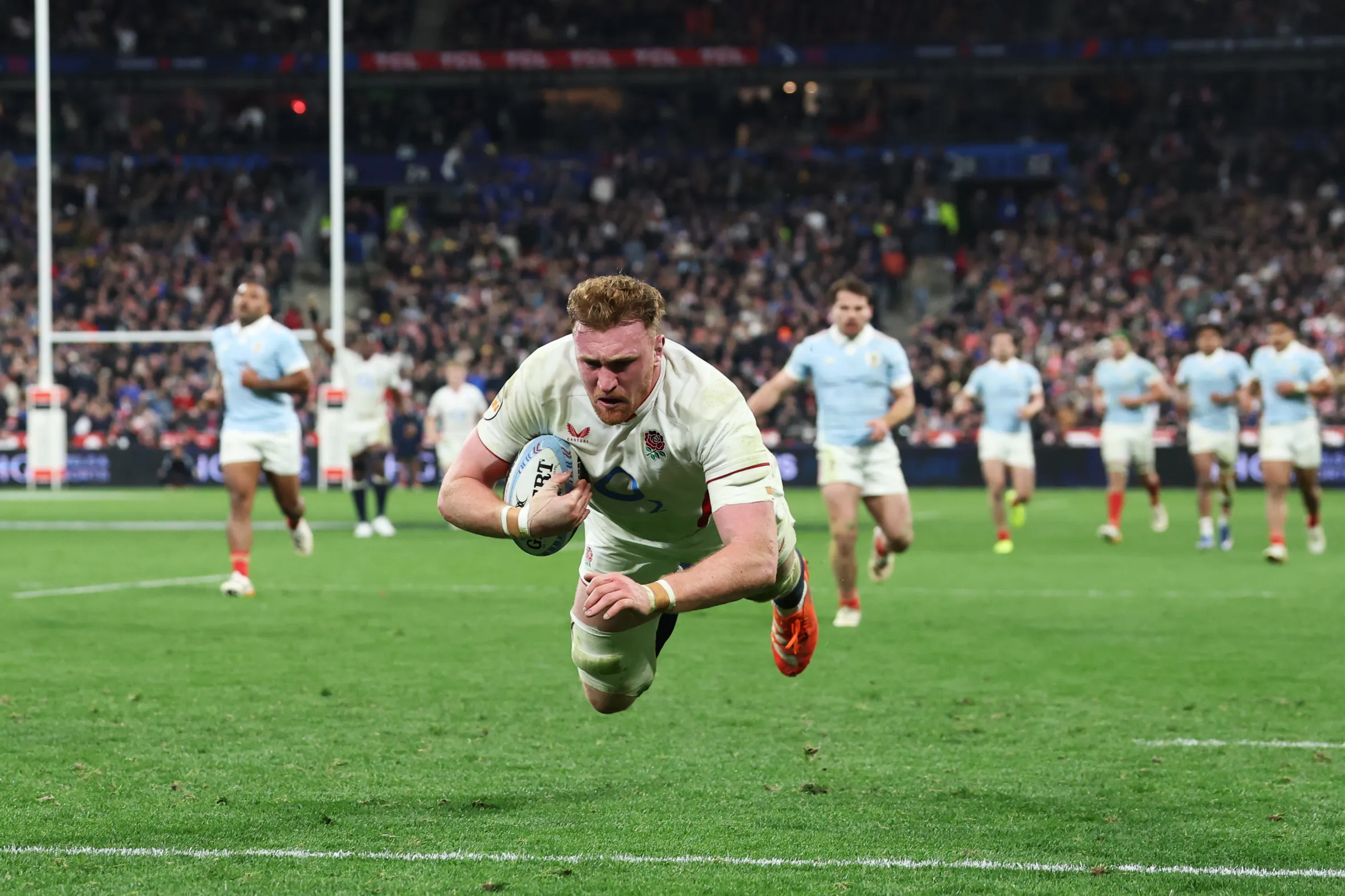 Ole Chasom de Inglaterra intenta anotar durante el partido Guinness Six Nations 2026 contra Francia.