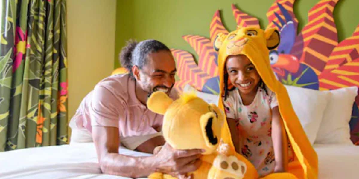Huéspedes del Hotel Disney World en la habitación temática del Rey León