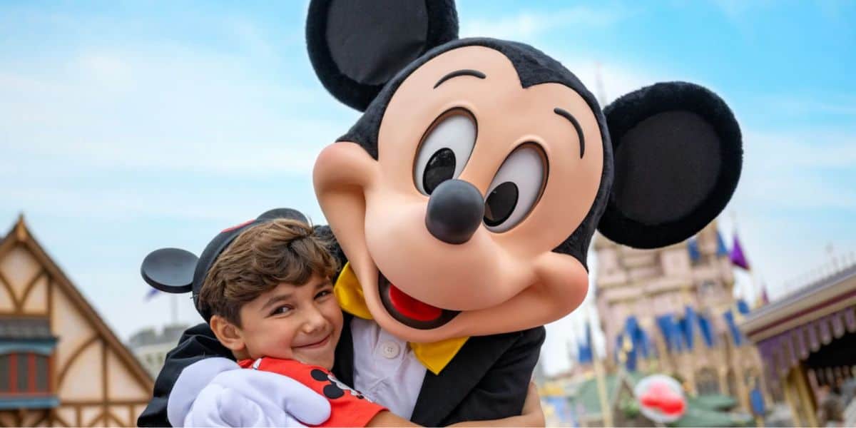 Un joven visitante con Mickey Mouse en Magic Kingdom