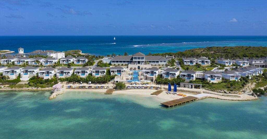 Desde piscinas privadas hasta desayunos con champán, estos 15 resorts caribeños con todo incluido fueron creados para parejas en luna de miel.