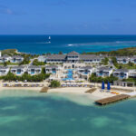 Desde piscinas privadas hasta desayunos con champán, estos 15 resorts caribeños con todo incluido fueron creados para parejas en luna de miel.
