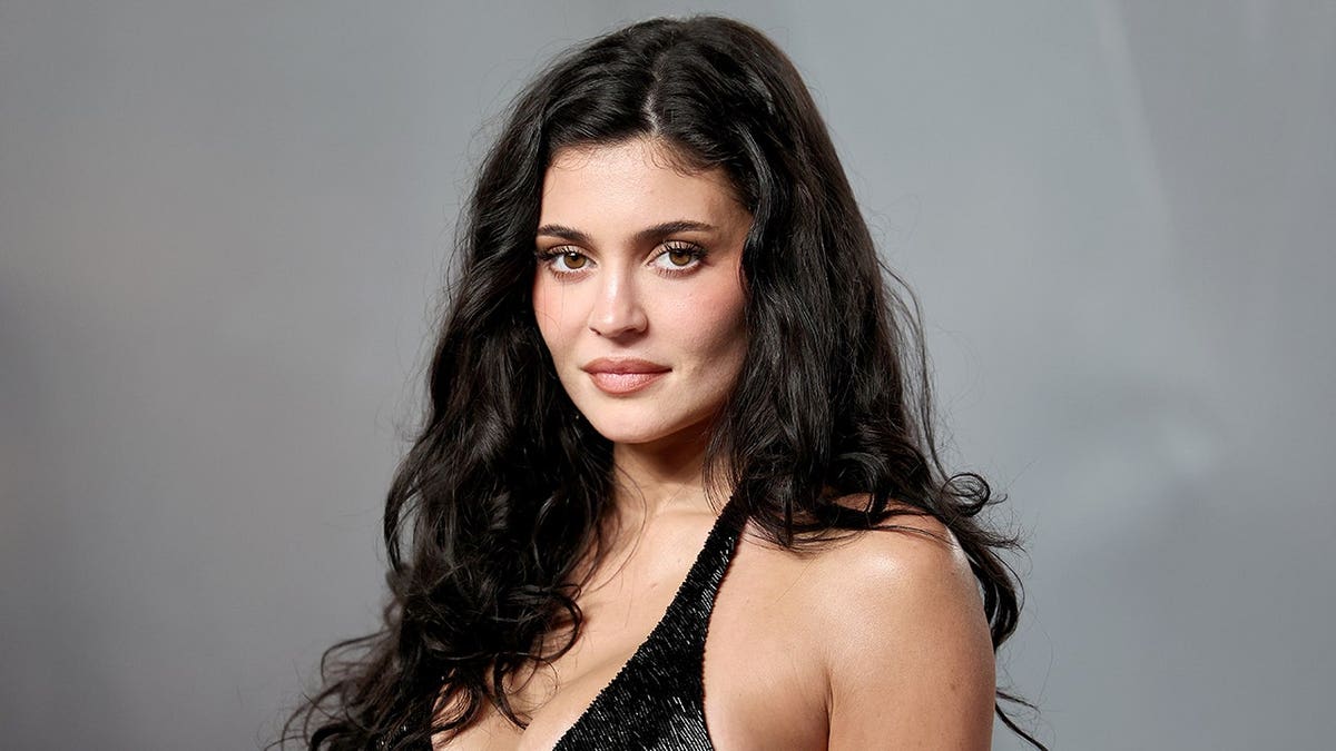 Kylie Jenner posa en la fiesta de los Oscar de Vanity Fair en el Museo de Arte del Condado de Los Ángeles