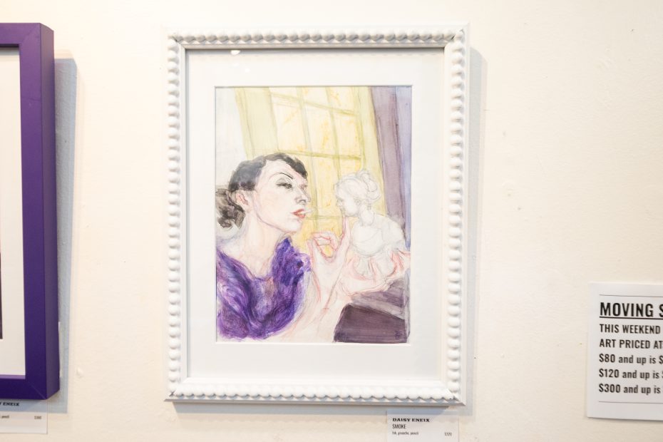 Una pintura enmarcada muestra a una mujer con un top morado sosteniendo una pequeña figura, mirando pensativamente por una ventana amarilla.