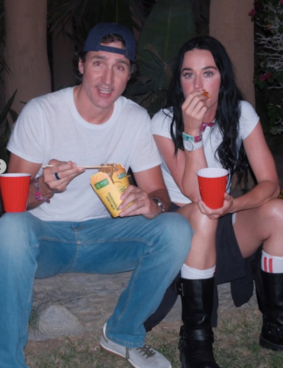Dos personas disfrutando de snacks y bebidas al aire libre.