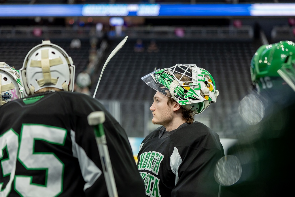 Un jugador de hockey de la UND usa una máscara durante la práctica en el hielo del T-Mobile Arena.