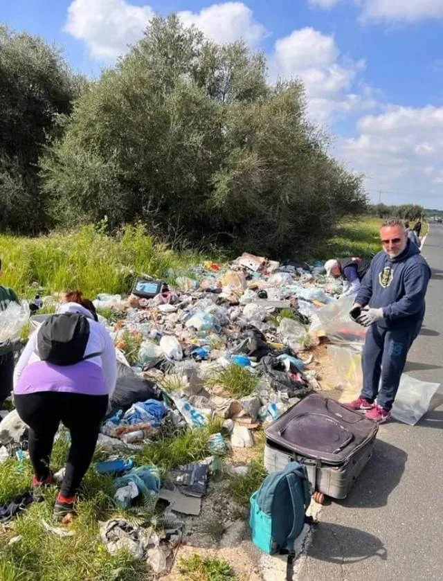 Los voluntarios comparten fotos de antes y después después de retirar más de 100 bolsas de basura del área de estacionamiento.