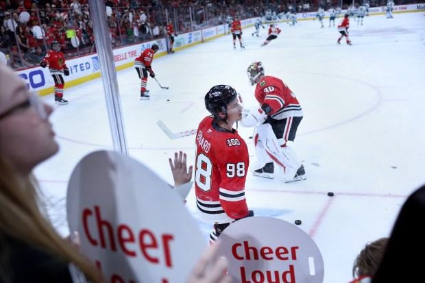 El pívot de los Chicago Blackhawks, Connor Bedard (98), y el portero Spencer Knight (30), calientan para un partido contra los San José Sharks en el United Center el 15 de abril de 2026 en Chicago. (Chris Sweda/Chicago Tribune)