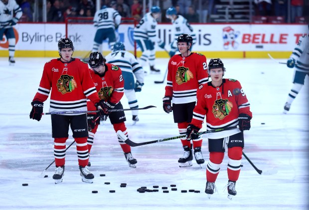 El pívot de los Chicago Blackhawks, Connor Bedard (derecha) y sus compañeros de equipo, calientan para un partido contra los San José Sharks en el United Center el 15 de abril de 2026 en Chicago. (Chris Sweda/Chicago Tribune)