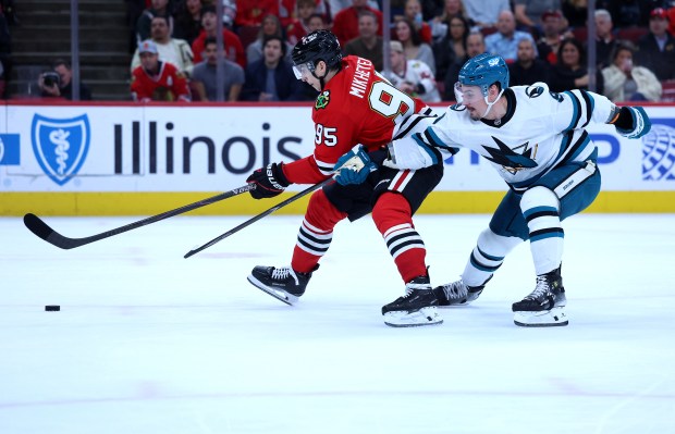 El ala derecha de los Chicago Blackhawks, Ilya Mikheev (95), se separa del defensa de los San Jose Sharks, Dmitry Orlov (9), antes de que Orlov reciba una falta en el primer período del juego en el United Center el 15 de abril de 2026 en Chicago. (Chris Sweda/Chicago Tribune)