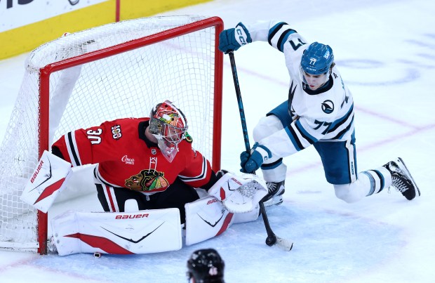 El portero de los Chicago Blackhawks, Spencer Knight (30), bloquea un tiro del centro de los San Jose Sharks, Michael Mesa (77), durante el segundo período del juego en el United Center el 15 de abril de 2026 en Chicago. (Chris Sweda/Chicago Tribune)